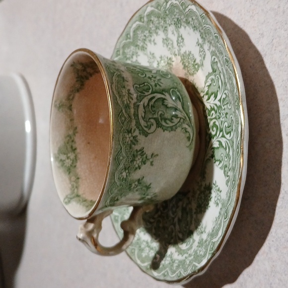Tea cup and saucer - Picture 1 of 3